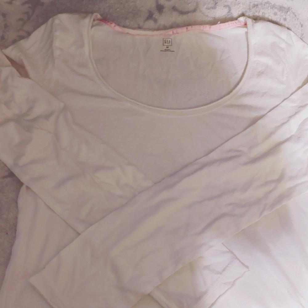 Long sleeve scoop neck tshirt for women. GAP brand
